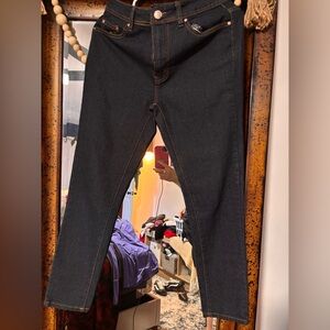 Slim High-Rise Black Skinny Jeans with Contrast Stitching